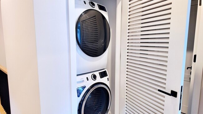 Building Photo - 201 Washington St