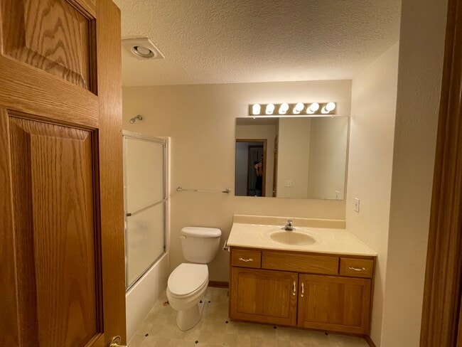 Building Photo - Large and Spacious Duplex