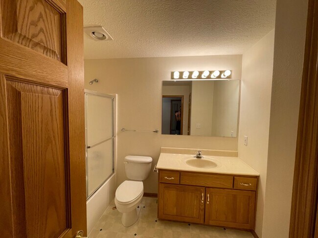 Building Photo - Spacious Duplex near Manhattan Country Club!