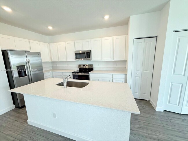 Building Photo - 551 Rivergrass St