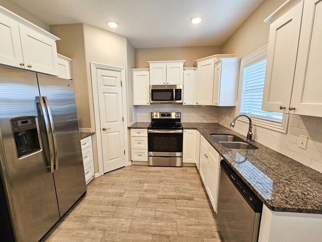 Building Photo - Beautiful 3 Bed/2.5 Bath Townhome in Chaff...