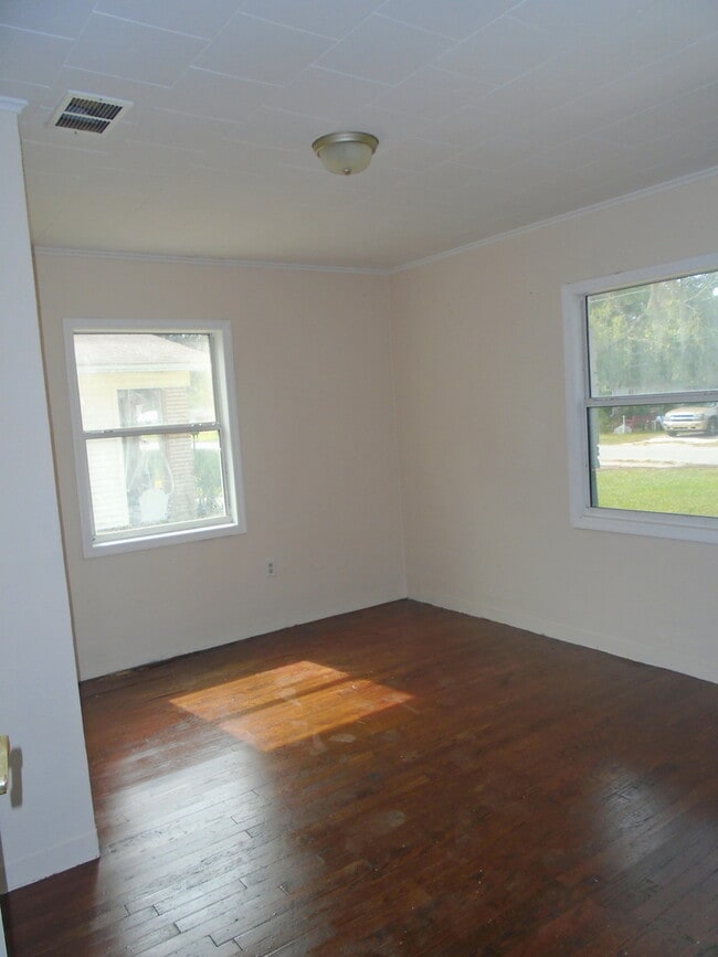 Building Photo - Tons of Living Space in this 3BR/1BA Zephy...
