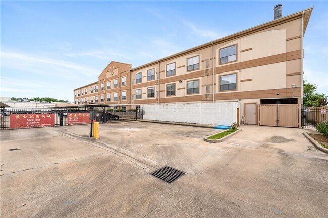 Building Photo - 6655 W Sam Houston Pkwy S