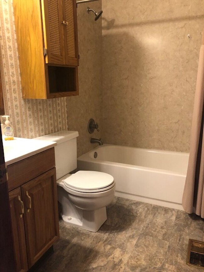 Building Photo - Roomy 3 bed/2 bath house with yard