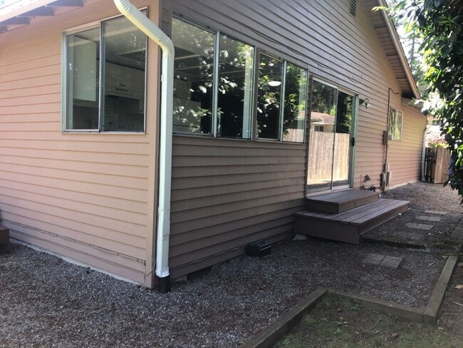 Building Photo - 3Bd/2Ba Bellevue House
