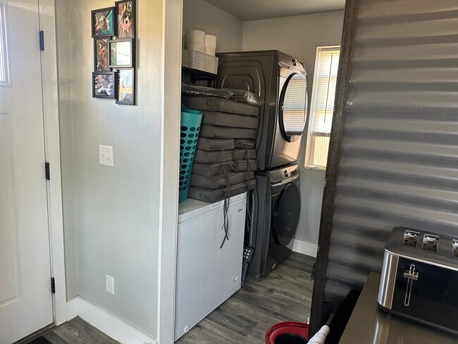 Building Photo - 1839 S Rocker Rd