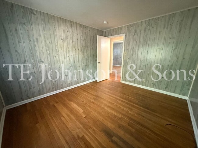 Building Photo - 3BR Home with Stainless Steel Appliances, Hardwood Floors & Carport