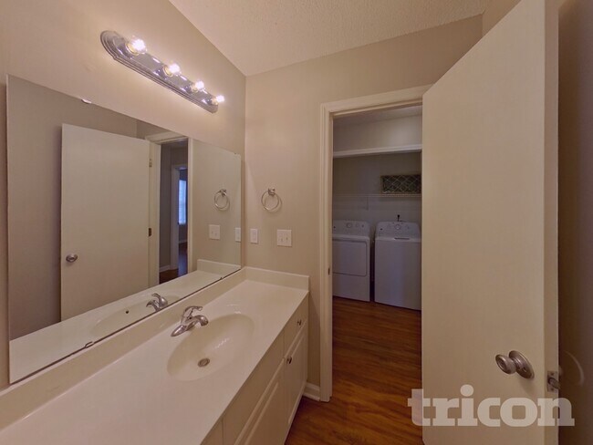 Building Photo - 8523 Lockerbie Ln