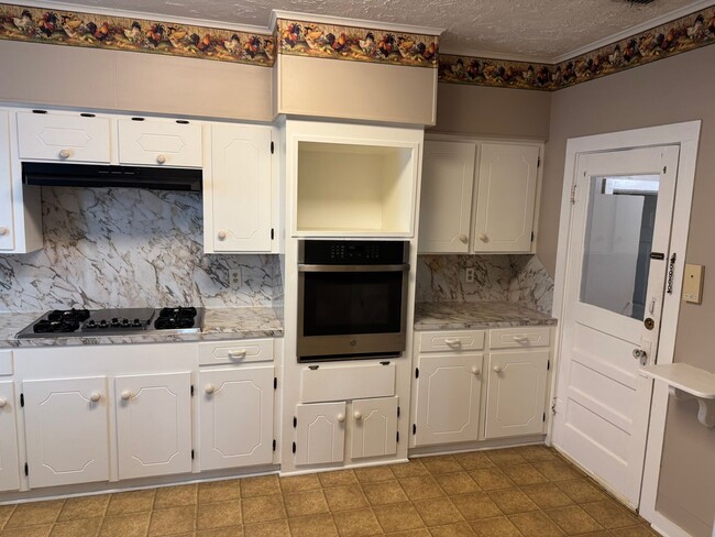 Building Photo - 2-bed/1-bath Downstairs unit!