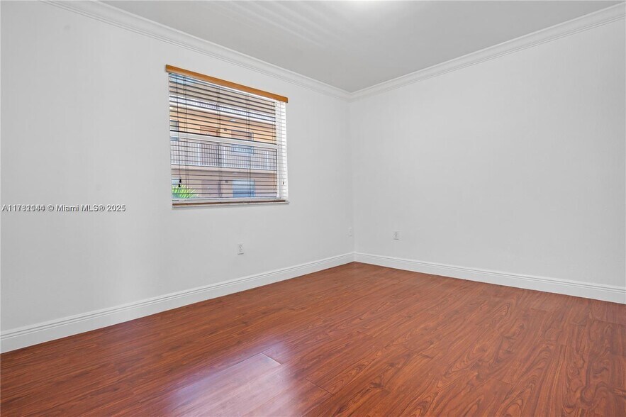 Building Photo - 2441 SW 31st Ave