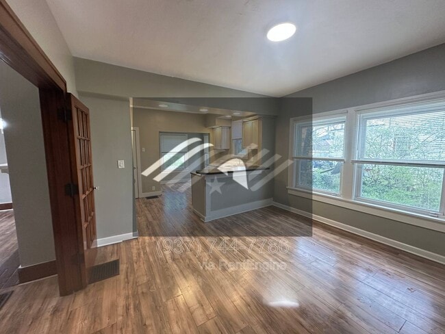 Building Photo - 8 E Hillcrest Ave