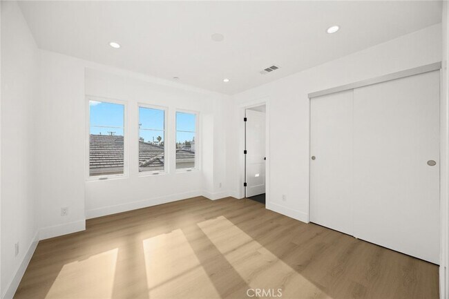 Building Photo - 905 Sunset Blvd