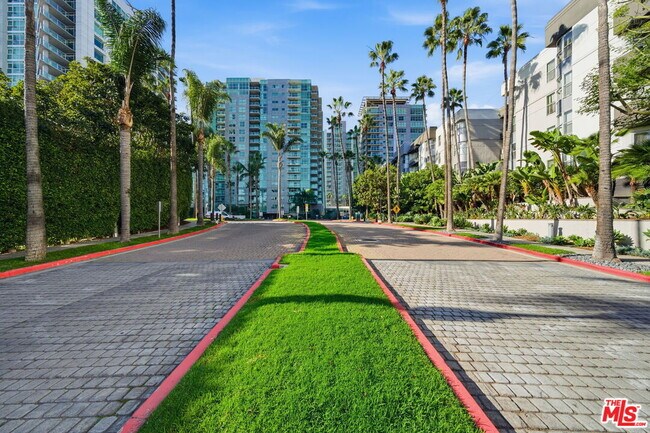 Building Photo - 13650 Marina Pointe Dr