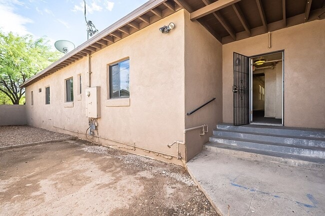 Building Photo - 928 E 6th St