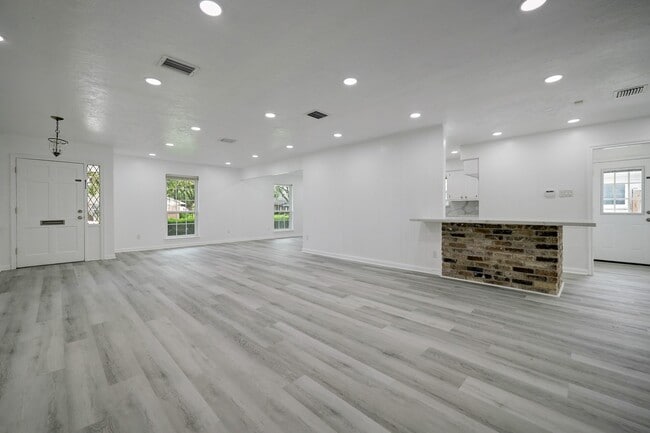 Building Photo - 9807 Braewick Dr