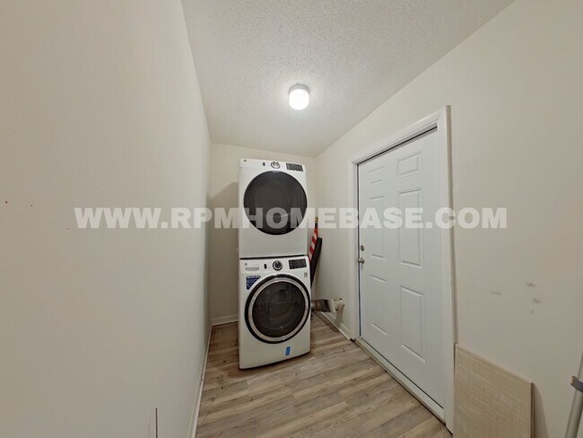 Building Photo - Spacious Dog-Friendly Townhome | Minutes from Eglin AFB & Hurlburt Field