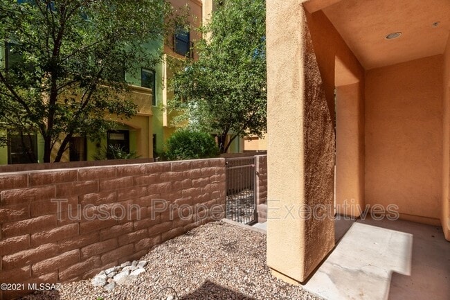 Building Photo - 2442 E Emerald Moon Dr