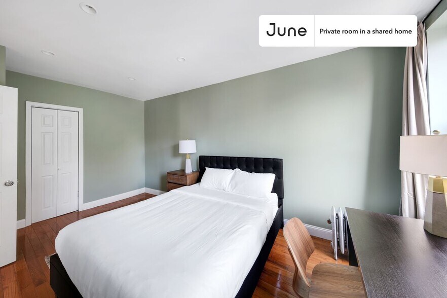 Building Photo - Private bedroom in 4 bed/2 bath Home