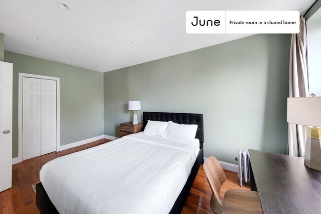 Building Photo - Private bedroom in 4 bed/2 bath Home