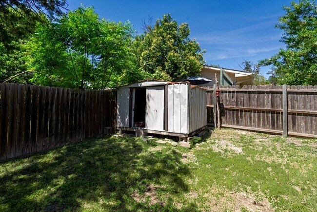 Building Photo - 612 Tanglewood Ln