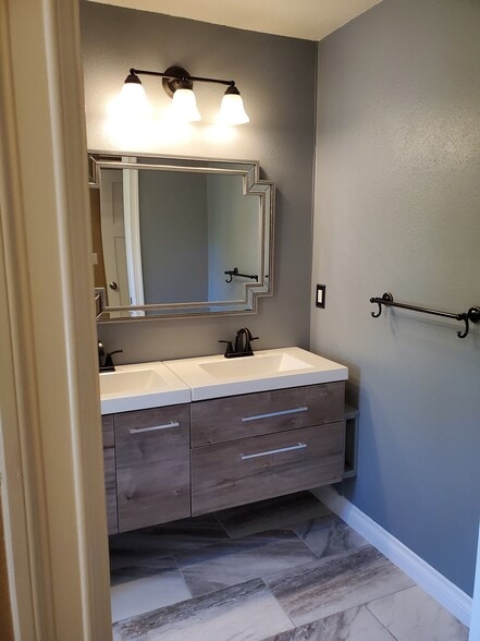 Master Bath - 3430 SW Scholls Ferry Rd