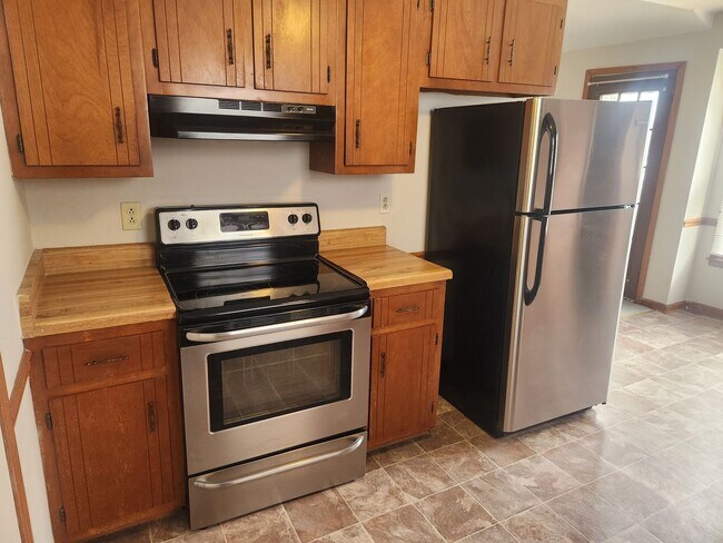 Building Photo - SPACIOUS RANCH!!! Close to Post