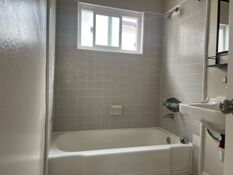 Building Photo - 2000 Carnegie Ln