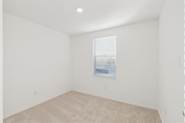 Building Photo - 14910 Parkway Center Ave