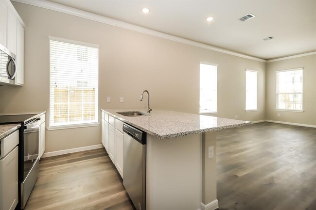 Building Photo - 9910 Crescent Cove Dr