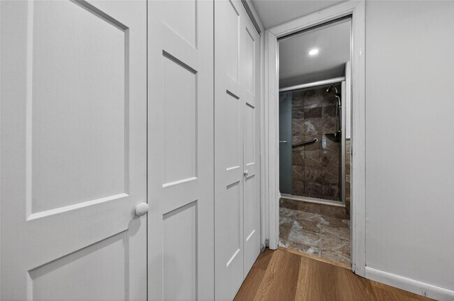 Building Photo - 700 SE 2nd Ave