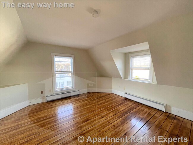 Building Photo - 14 Chestnut St