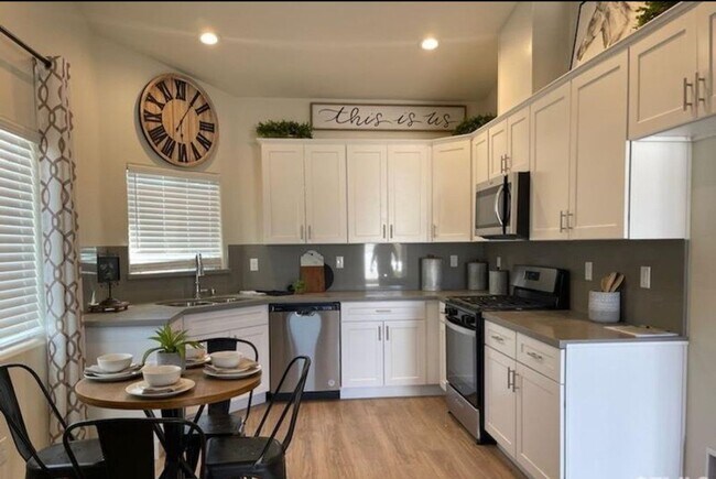 Building Photo - Brand new apt home in NE near city in the hills