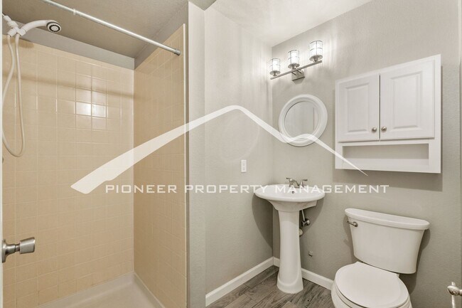 Building Photo - Beautifully Updated Rockrimmon Home Near Ute Valley Park with 5 bed, 3 bath, 2 car garage and AC!