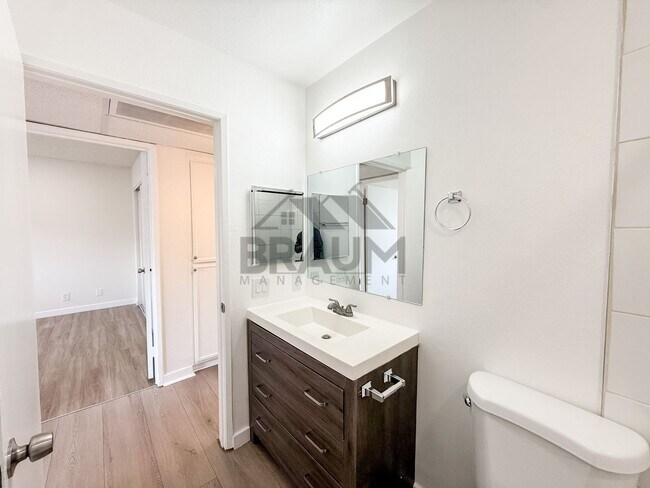 Building Photo - 14801 Delano St