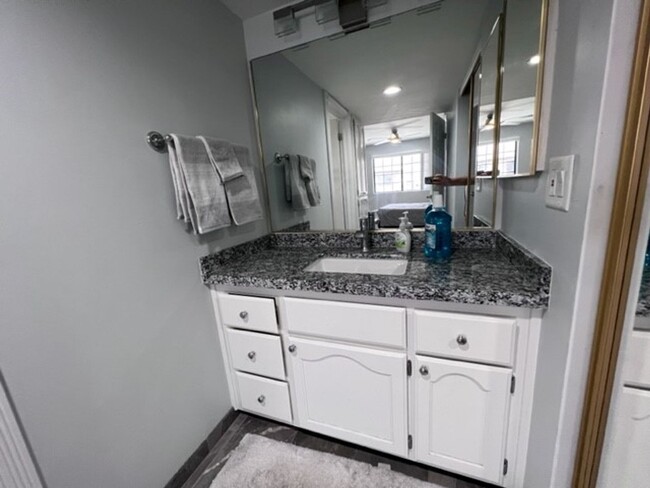 Building Photo - 1BR Furnished Recent Remodeled!!