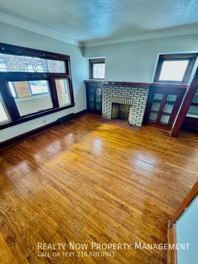 Building Photo - 8225 Rosewood Ave