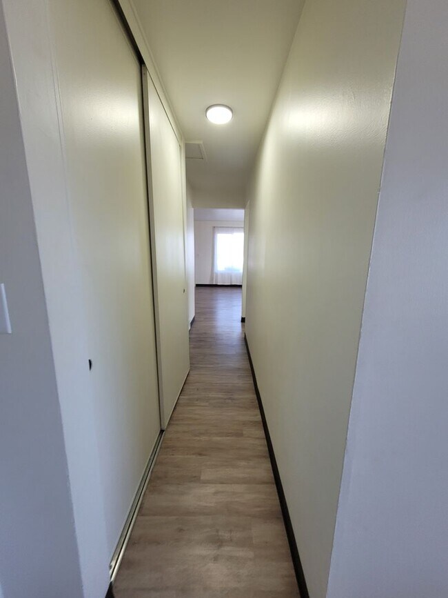 Building Photo - 1208-1210 Vandenberg Ave