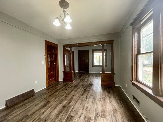 Building Photo - Riveting 5 Bedroom 1.5 Bathroom Home in Mi...