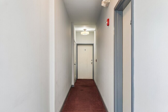 Building Photo - Well-maintained 2-bedroom, 1-bath bi-level apartment | Washington Square West