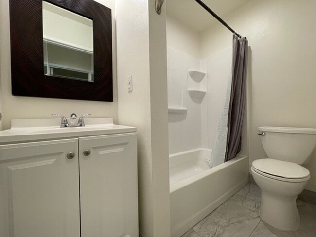 Building Photo - BEAUTIFUL 4 BEDROOM + 3 BATHROOM HOUSE IN SANTA CLARITA AVAILABLE NOW!