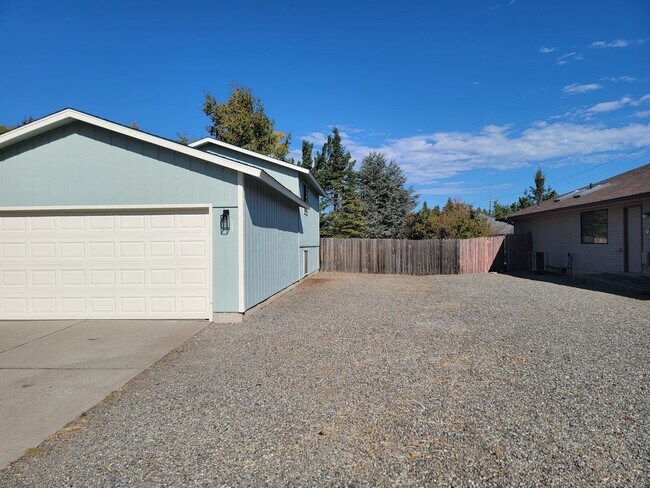 Building Photo - Great update 4-Bedroom Home On The South H...