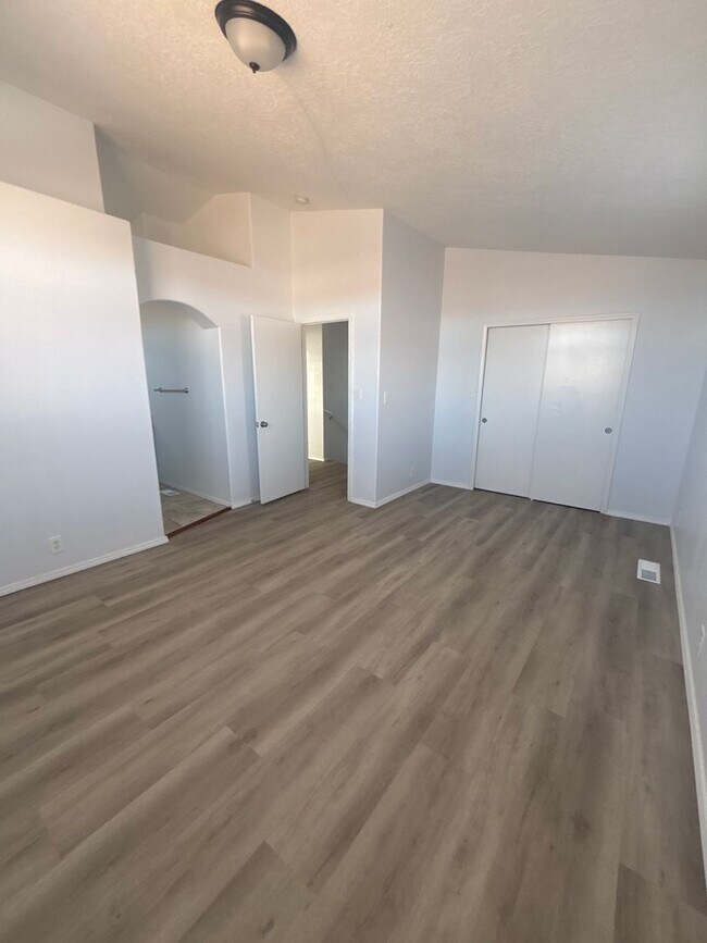 Building Photo - 5 Bedroom House