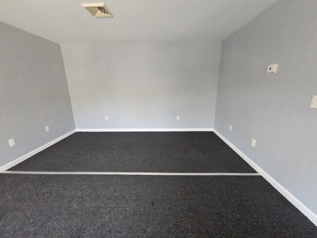 Building Photo - Sun-Filled 3BR/2BA Condo with Two Private Decks