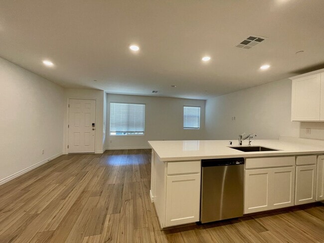 Building Photo - Gated 3 Bed, 2.5 Bath, 2 Car Garage Townho...