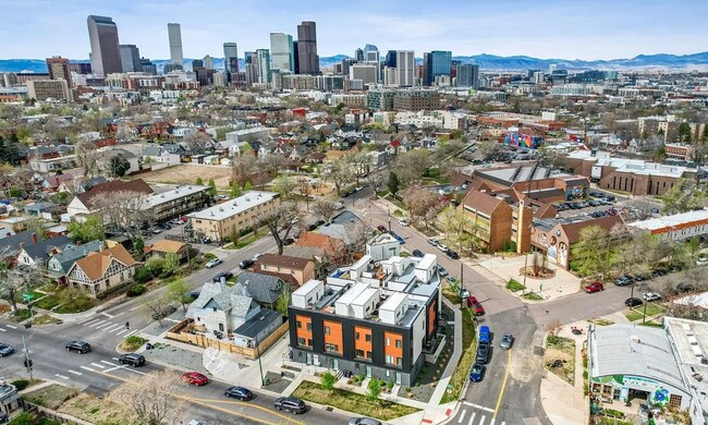 Building Photo - 2870 Tremont Pl