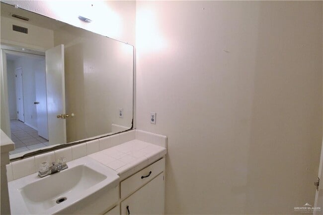 Building Photo - 206 W Esperanza Ave