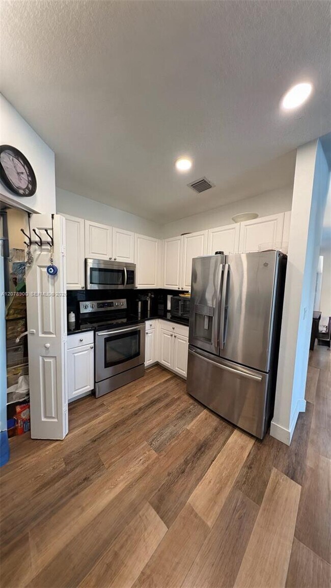 Building Photo - 6691 NW 107 Ct
