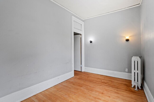 Building Photo - Maryland Upper Flat - Walk to Campus