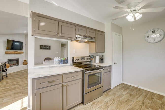 Building Photo - 8020 Botany Ln