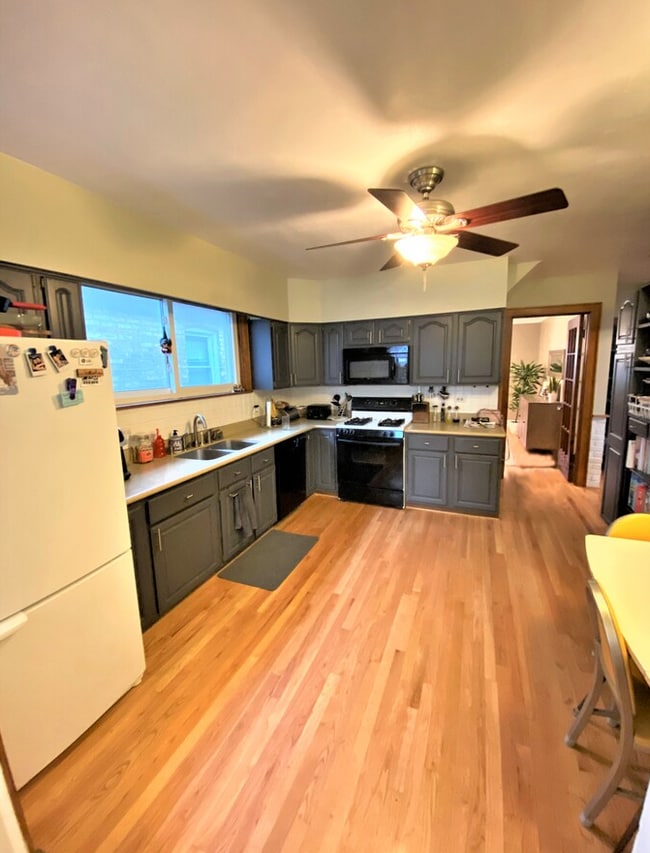 Building Photo - 5916 W Cornelia Ave